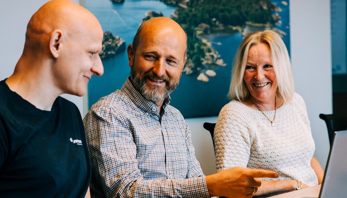 Jotron employees in front of the PC.