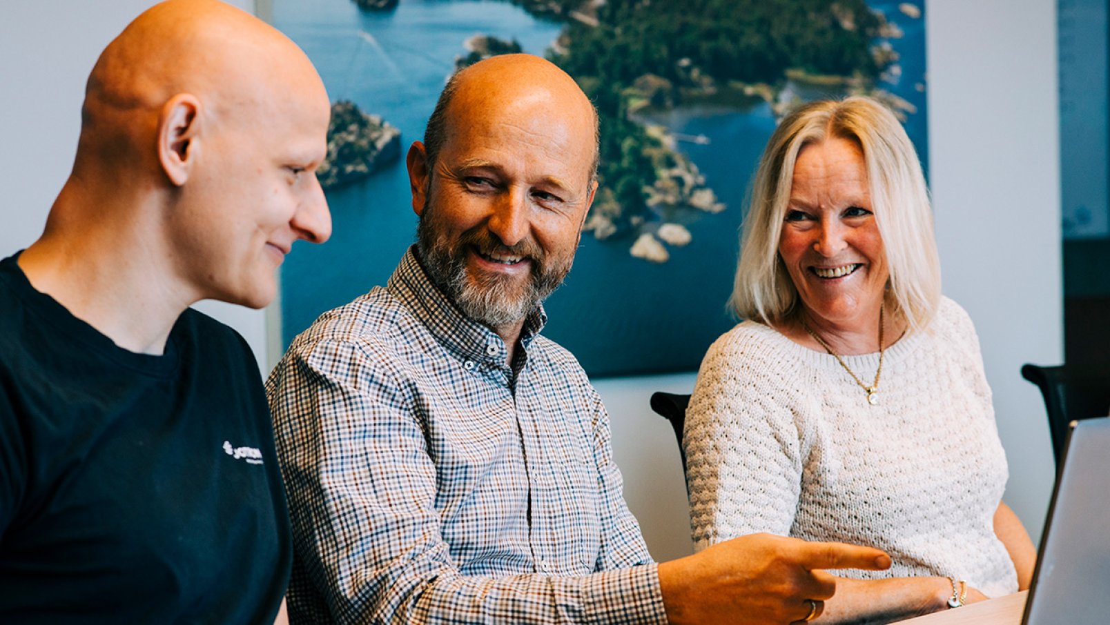 Jotron employees in front of the PC.