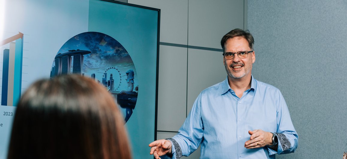 A Jotron employee doing a presentation in a meeting room.