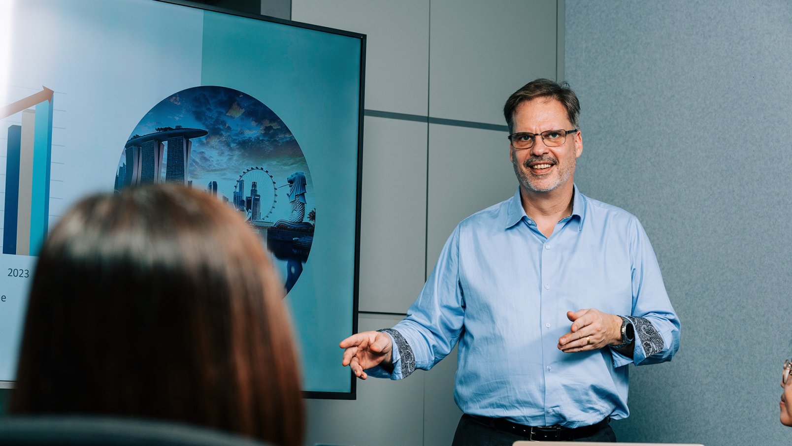 A Jotron employee doing a presentation in a meeting room.
