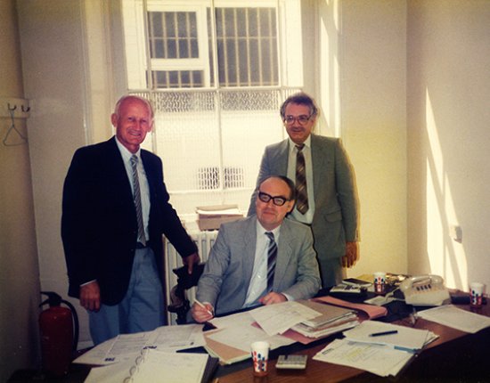 The signing of the contract for establishing the Jotron UK office. The signing of the contract for establishing the Jotron UK office.