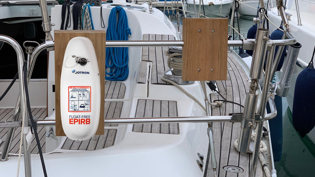 Tron 60AIS with float-free bracket mounted on a sailboat.