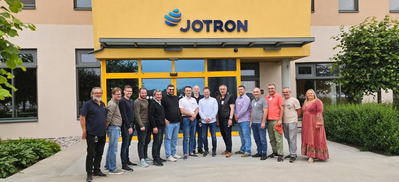 15 representatives from Jotron and Sakaeronavigatsia in front of Jotron's office in Larvik.