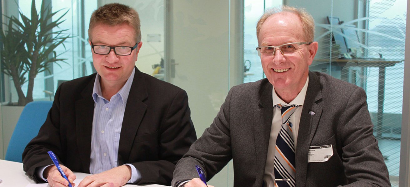 Arve Dimmen, Director of Maritime Safety at the Norwegian Coastal Administration and Morten Gjersøe signing the contract.