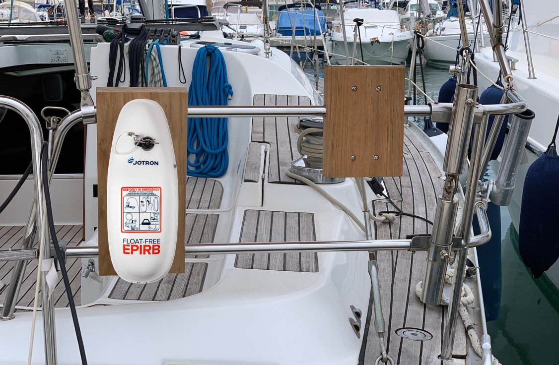 Tron 60AIS mounted on a sailboat.